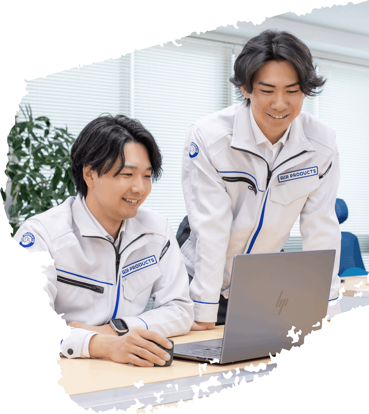 後輩に仕事を教えている様子
