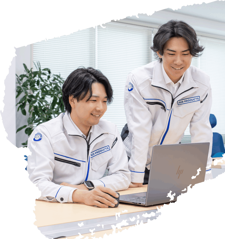 後輩に仕事を教えている様子