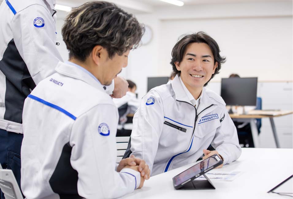社内で打ち合わせしている男性