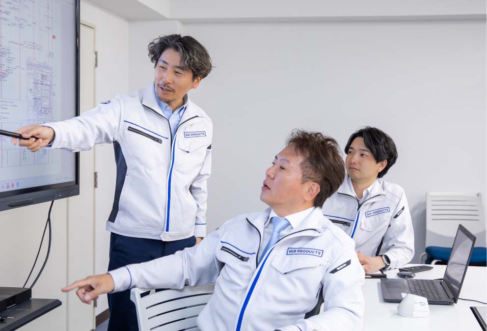 社内で打ち合わせをしている様子