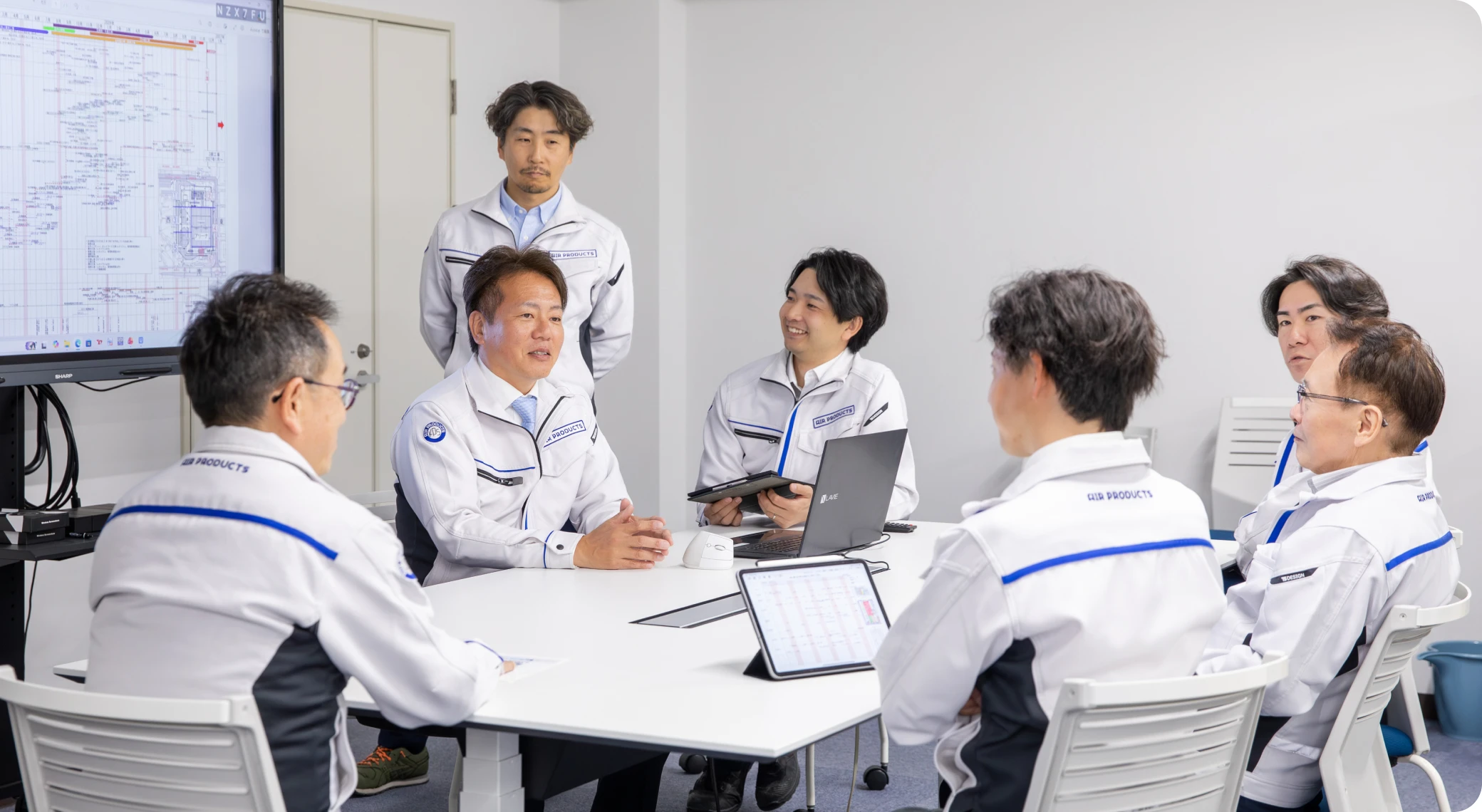 社内で打ち合わせしている様子