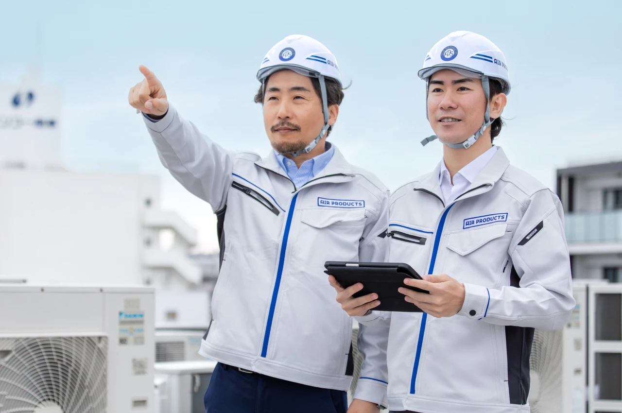 現場で点検作業をしている様子