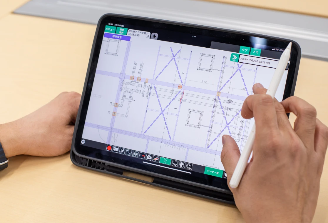 タブレットで図面を確認している手元