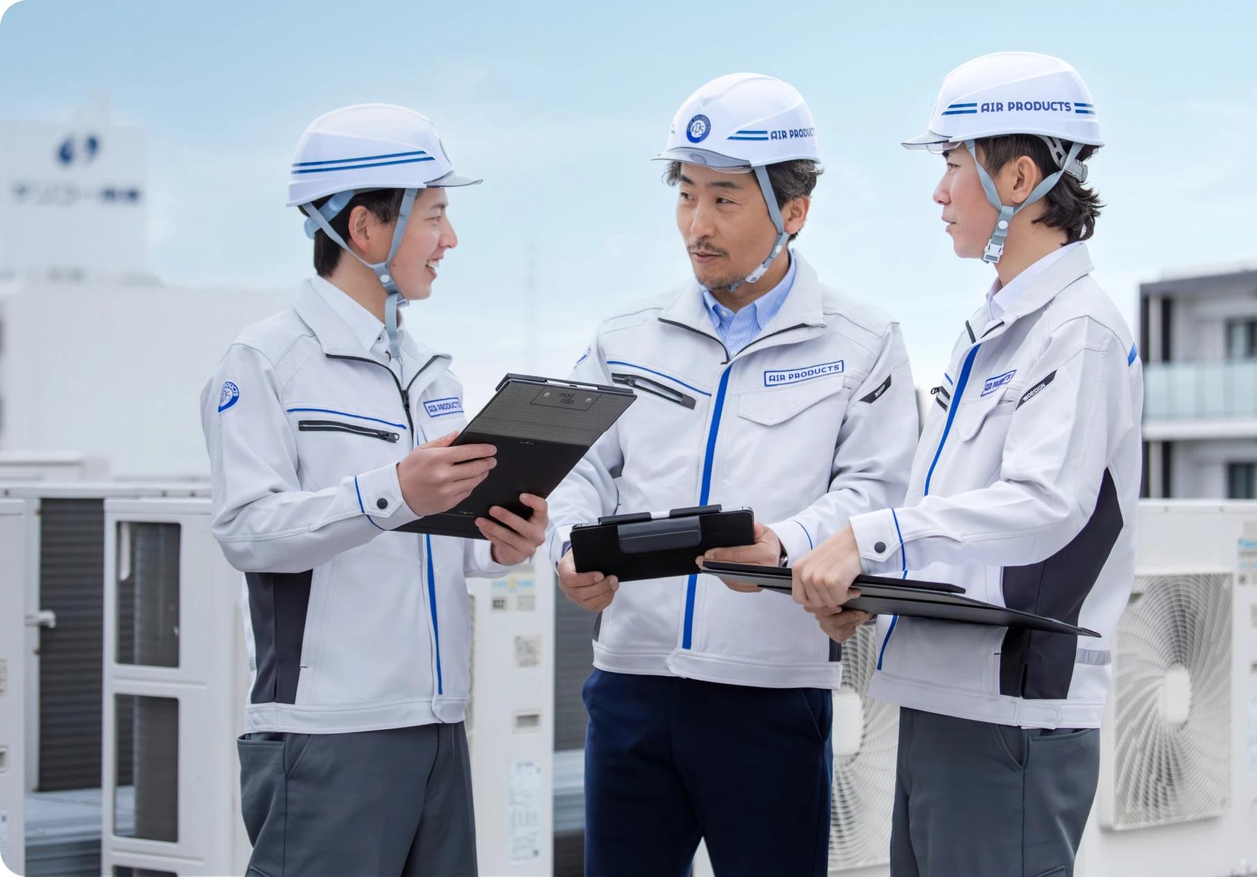 現場で作業しながら話している様子