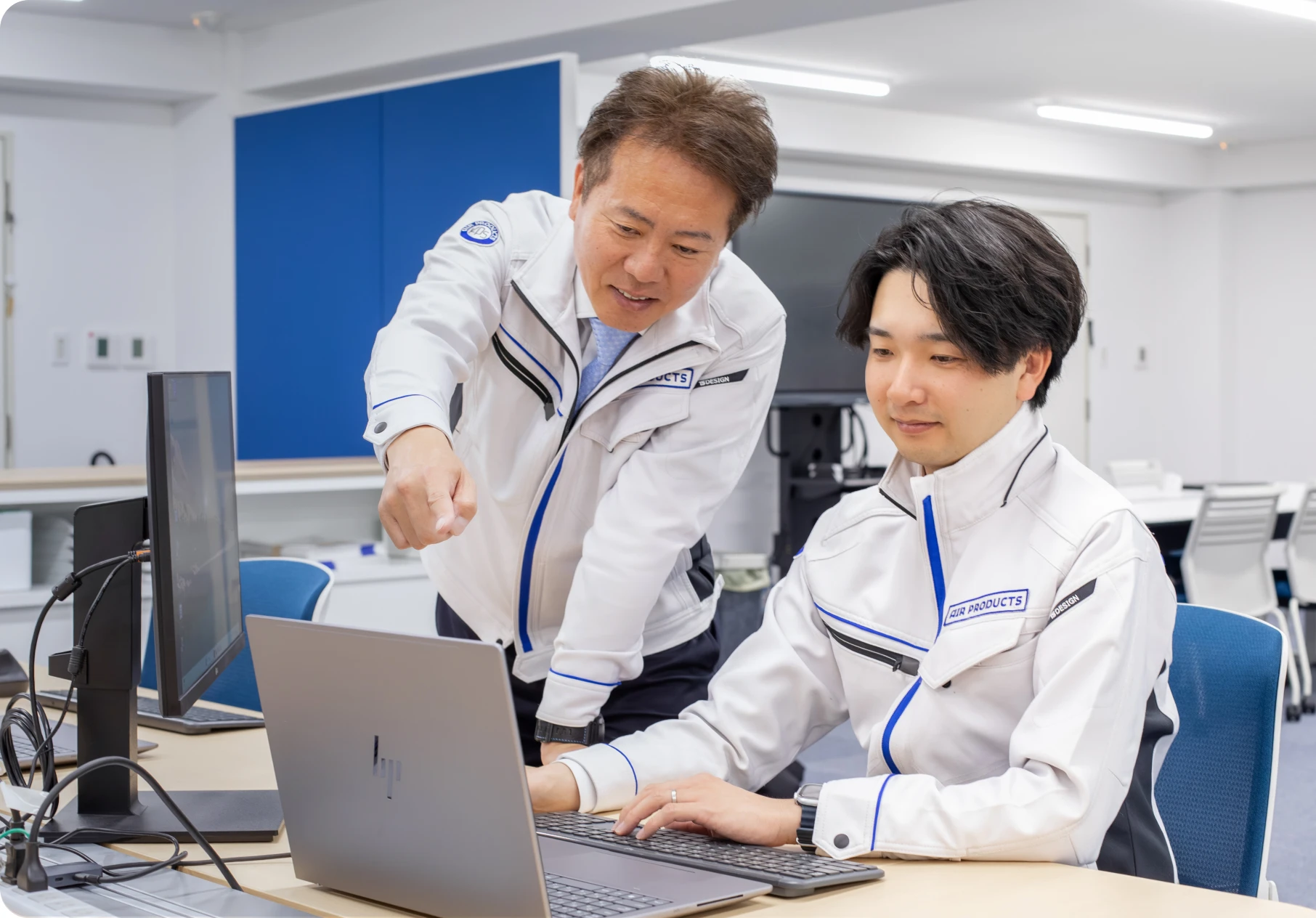 社長が後輩に指導している様子